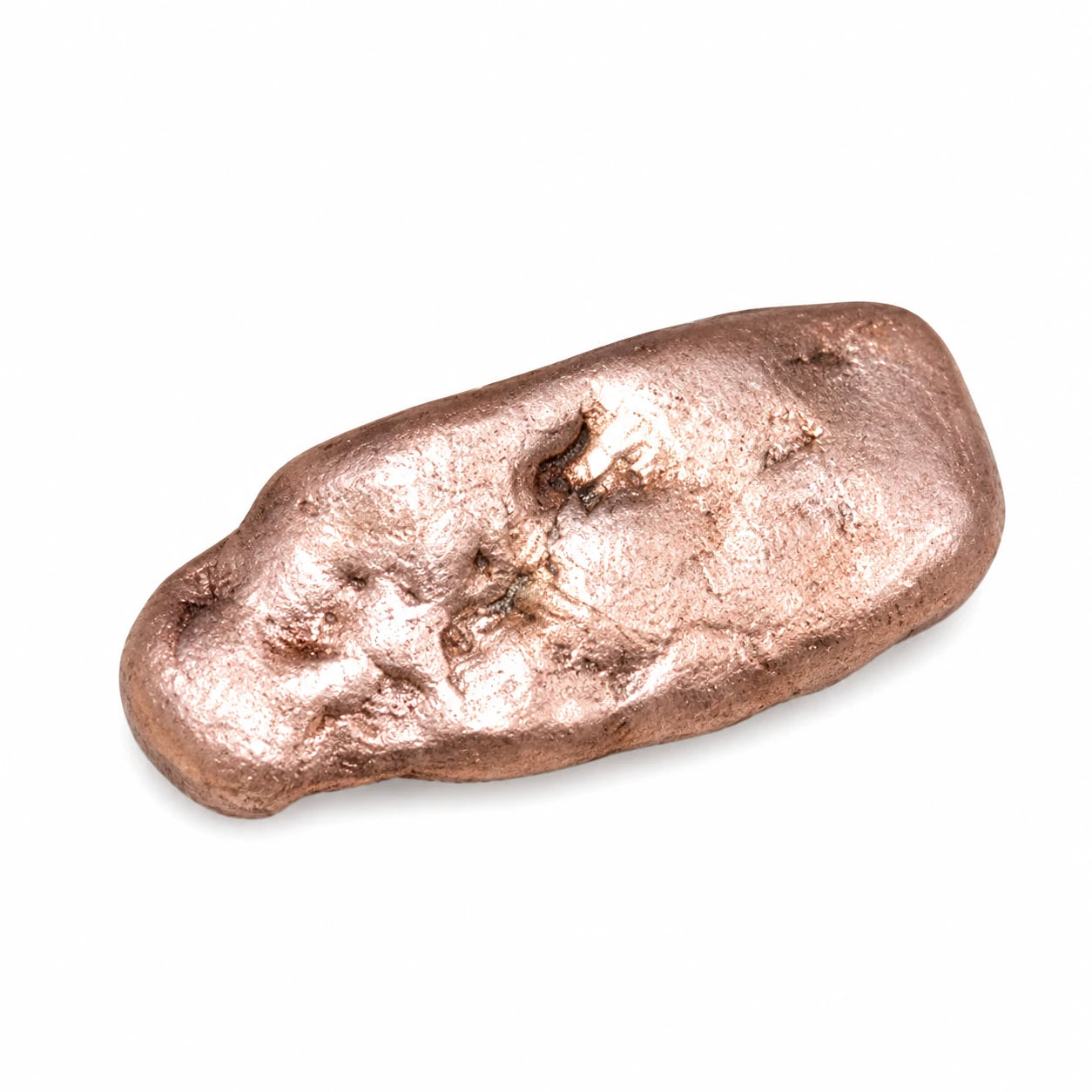 Vue rapprochée d'un cuivre natif roulé provenant du Keweenaw, Michigan, États-Unis. Minéral naturel de collection présentant une couleur cuivrée authentique et une surface polie mettant en valeur ses reliefs.