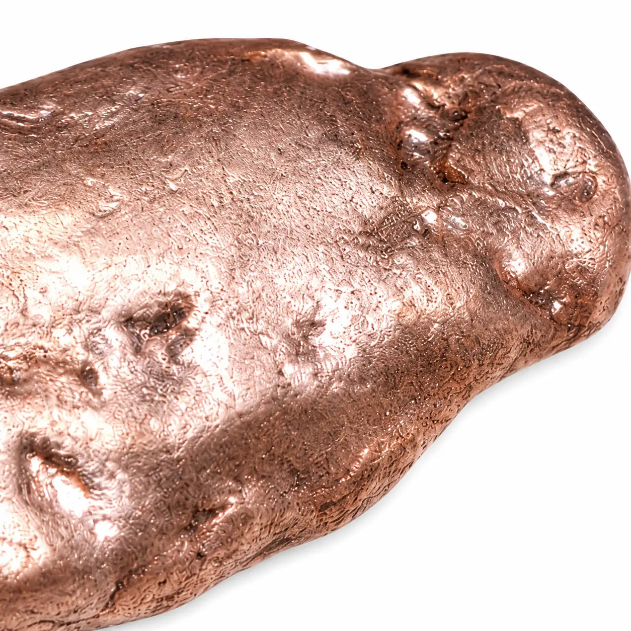Photographie macro d'une pierre roulée en cuivre natif du Keweenaw, Michigan (États-Unis), révélant les détails de sa cristallisation naturelle, sa texture métallique et ses faces polies.