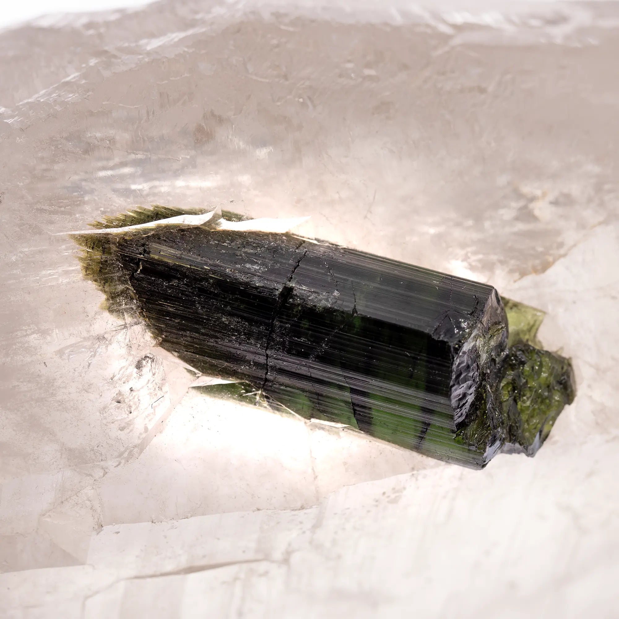 Gros cristal de citrine claire avec tourmaline verte fibreuse  – Barra do Salinas, Brésil