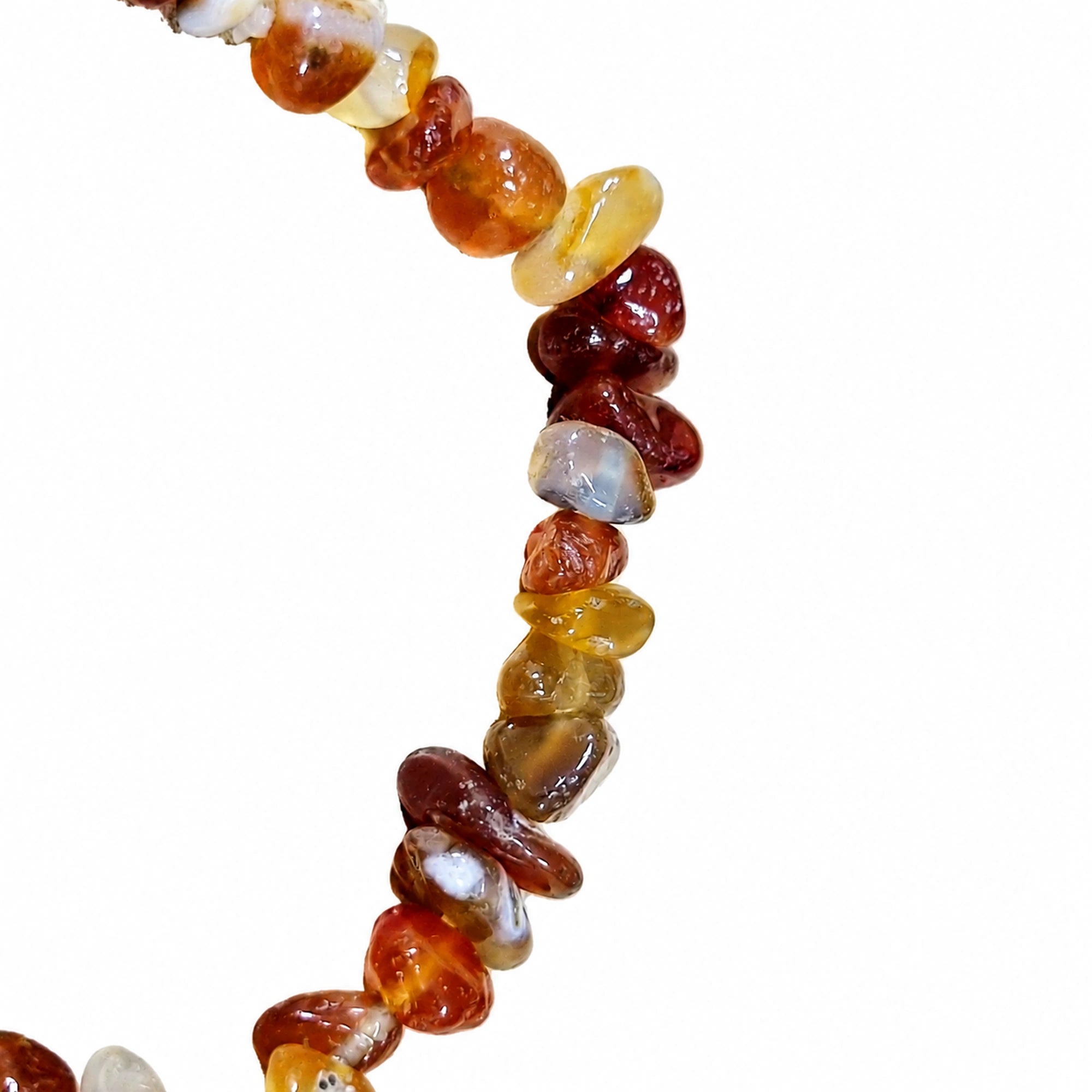 Vue en détail du bracelet en cornaline avec perle baroque