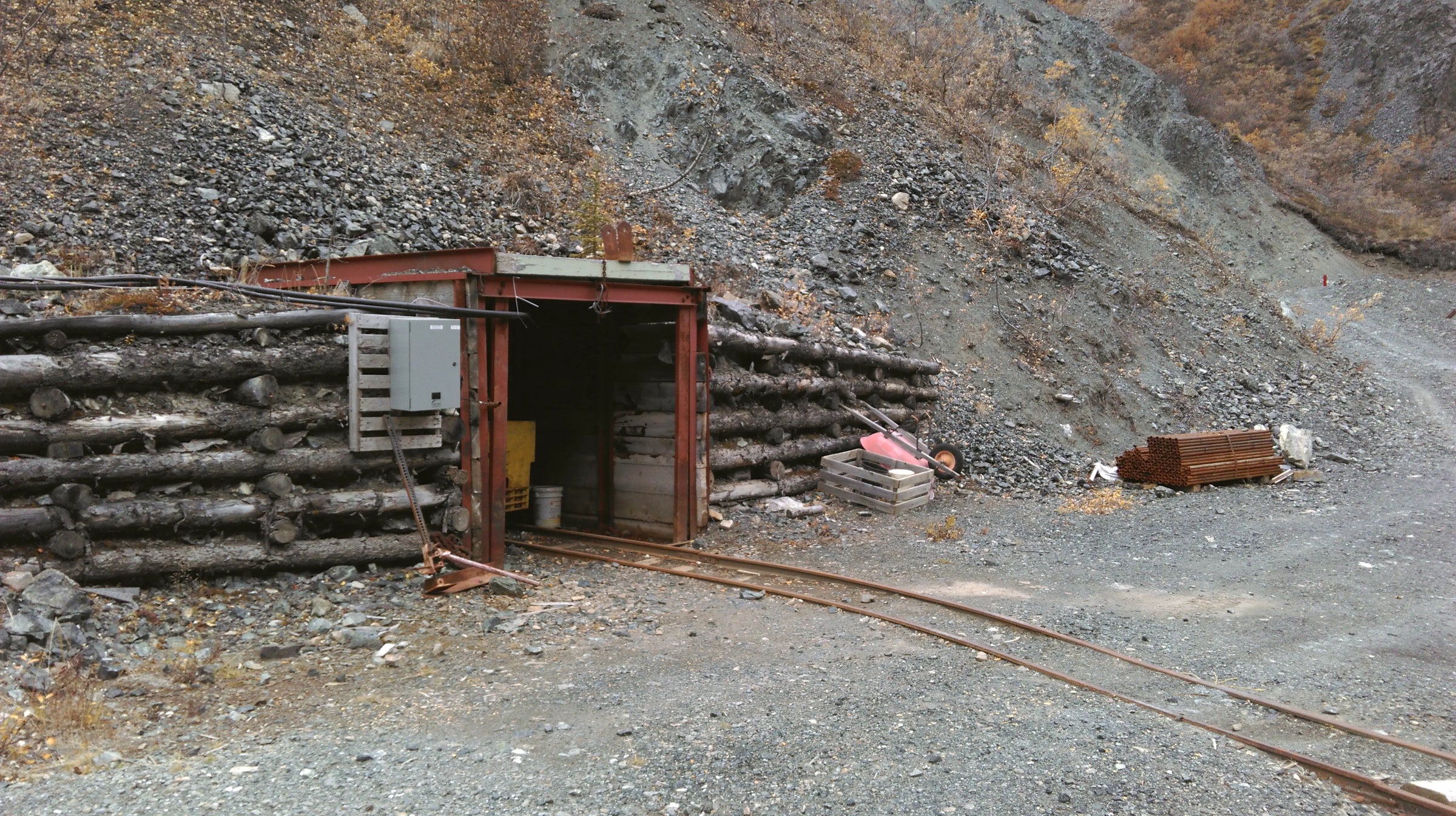 Entrée d'une mine de cuivre, dans le Yukon au Canada