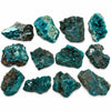 Pierres de dioptase brute de Mindouli, aux cristallisations vert bleu et aux traces de gangue brune, sur fond blanc
