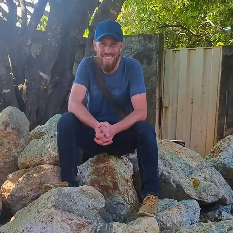 Damien Ferronato sur des blocs d'amazonite au Brésil