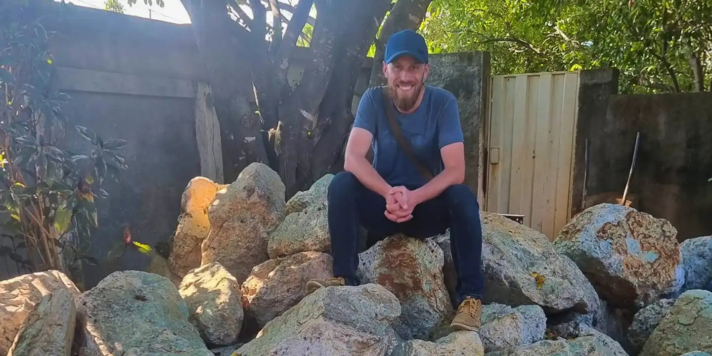 Damien Ferronato sur des blocs d'amazonite au Brésil