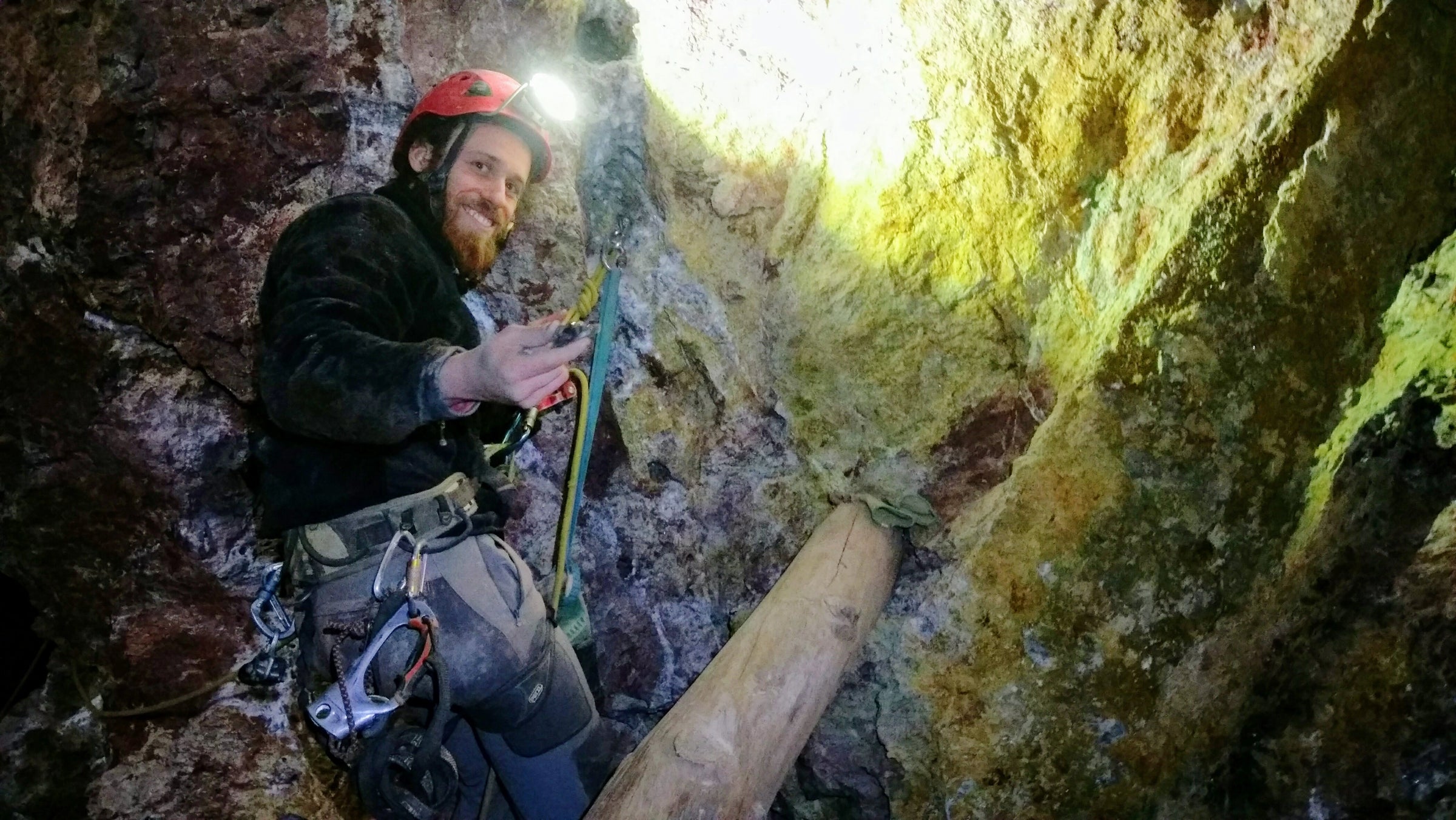 Damien de Cristal Sources sur une veine de fluorite en France