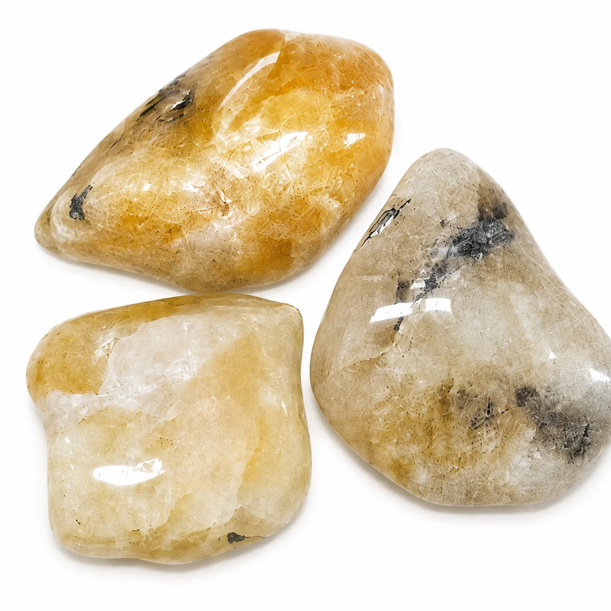 Trois pierres naturelles héliodore roulées du Brésil, petites pierres polies aux teintes jaune doré et crème, photographiées sur fond blanc