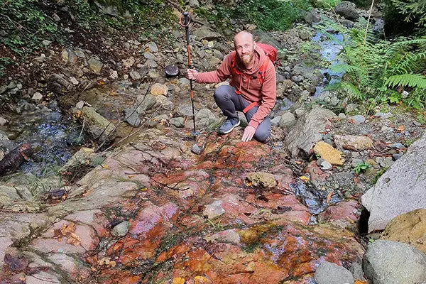 Rivière avec présence de jaspe rouge