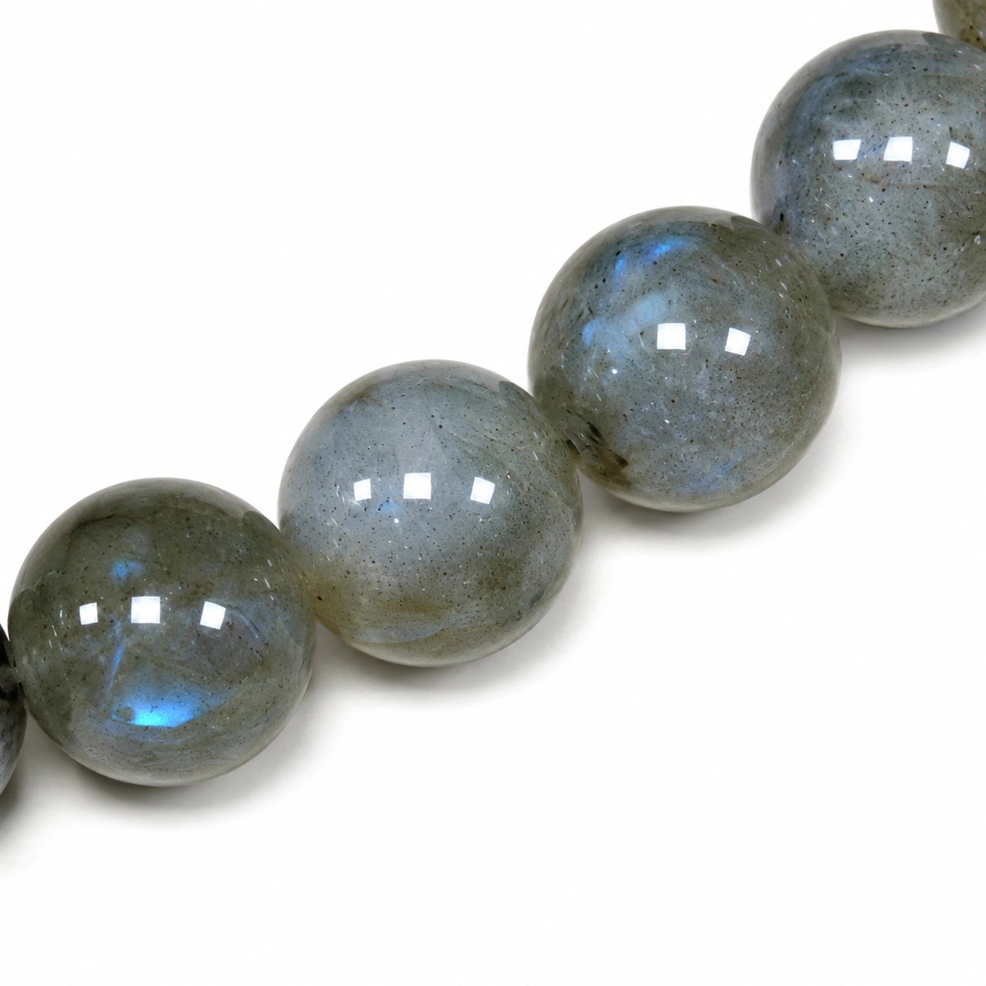 Zoom sur les perles de labradorite avec des reflets bleus