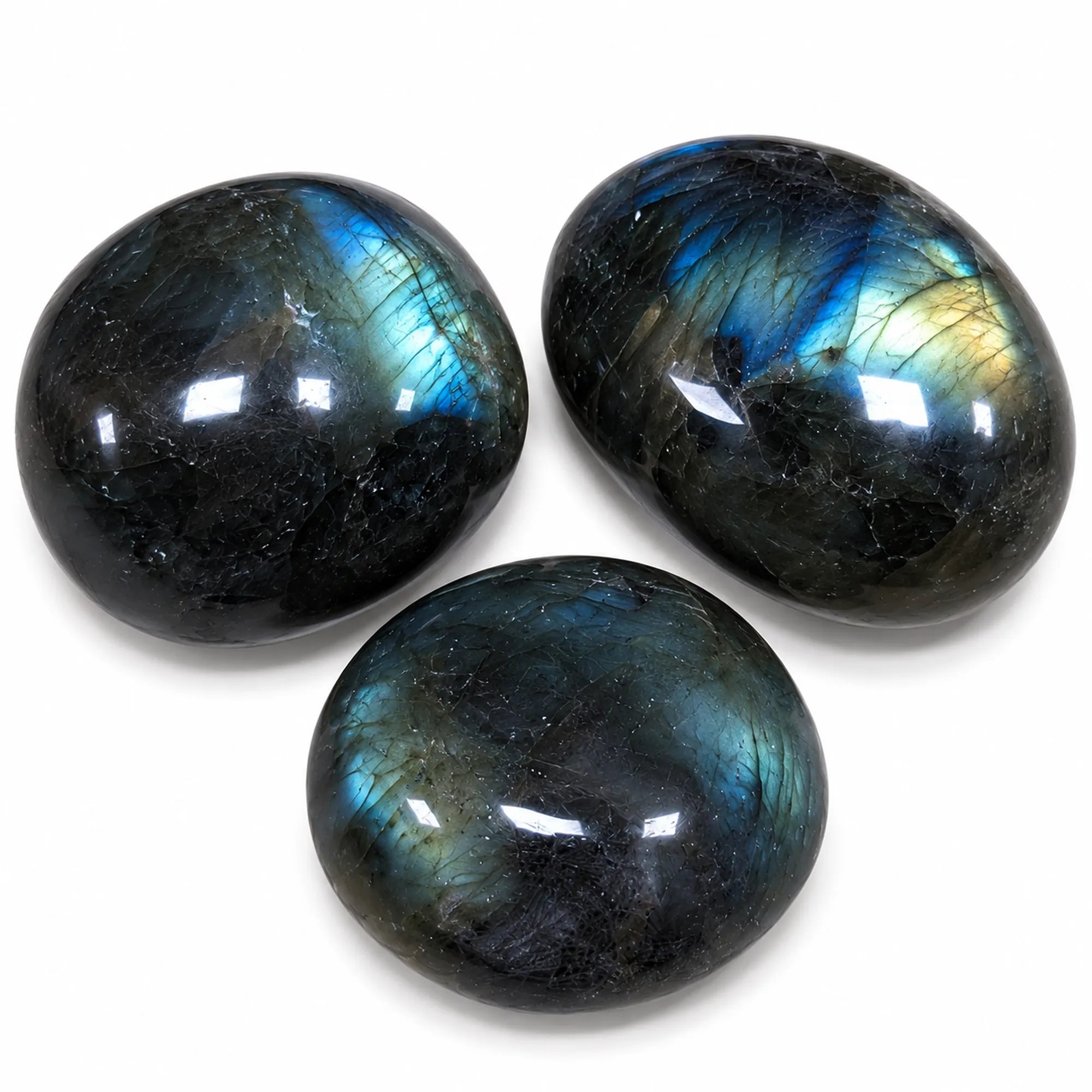 Pierre naturelle labradorite roulée de Madagascar – trois pierres polies révélant une labradorescence bleue, verte et dorée, minéral naturel de qualité.