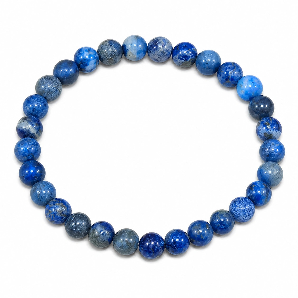 Bracelet en véritable lapis lazuli, perles rondes naturelles de 6 mm, pierre bleue authentique aux nuances variées, présenté sur fond blanc pour bijou en pierre naturelle.