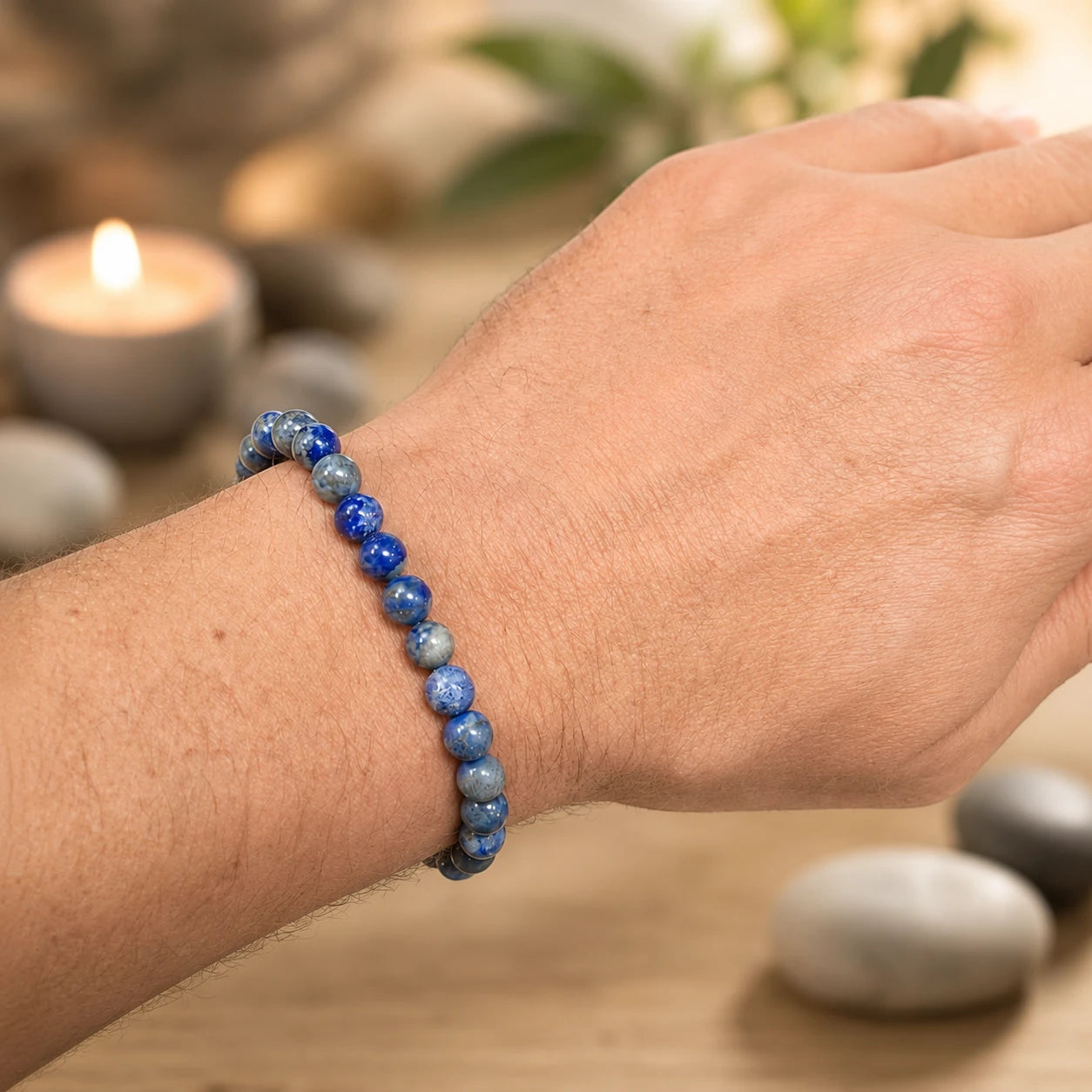 Bracelet en véritable lapis lazuli à perles rondes de 6 mm porté au poignet, mettant en valeur l'élégance d'un bijou en pierre naturelle dans une ambiance zen.