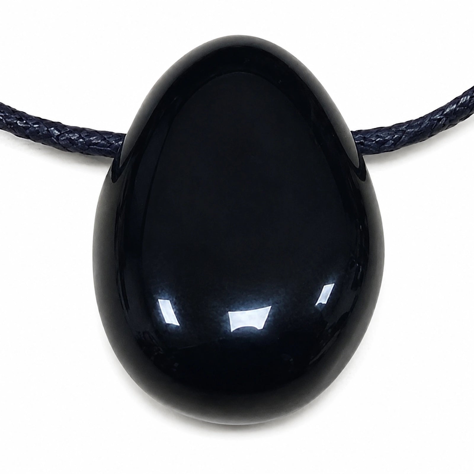 Pendentif obsidienne noire du Mexique en pierre percée naturelle, galet poli noir brillant avec cordon noir, photo produit sur fond blanc.