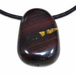 Pendentif œil de fer d'Australie en pierre percée naturelle, galet poli aux reflets brun, noir et doré, monté sur cordon noir.