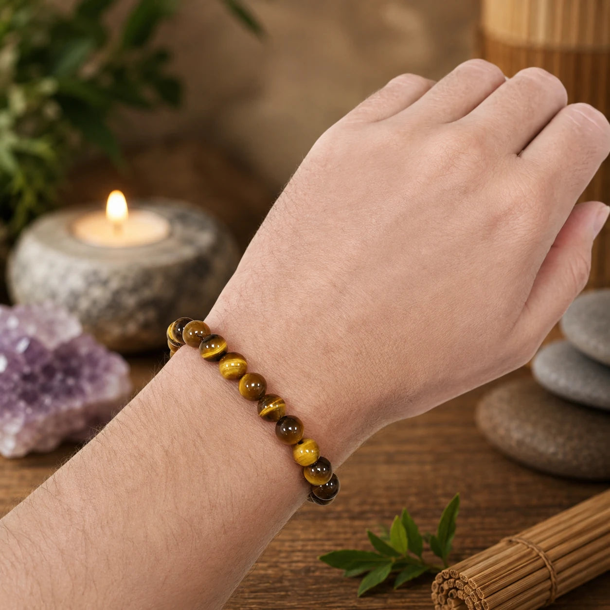 Bracelet en véritable Œil de tigre composé de perles rondes naturelles de 8 mm présenté dans la main, permettant d'apprécier la taille, la qualité et les nuances naturelles de la pierre.