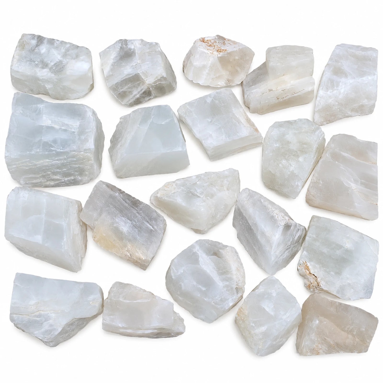 Lot de pierres de lune brutes d'Inde naturelles, cristaux blancs à reflets nacrés, minéraux de collection et de lithothérapie photographiés sur fond blanc pour la vente.