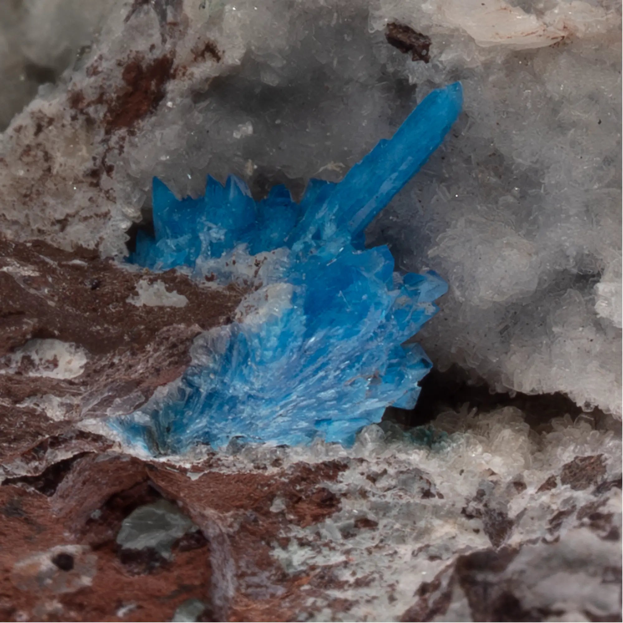 Détails des cristaux lamellaires de stilbite blanc-gris avec micro-traces de pentagonite sur gangue basaltique