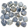 Lot de pierres brutes saphir bleu de Madagascar naturelles, cristaux non polis aux nuances de bleu gris, sélection de petites pierres minérales de collection et de lithothérapie.