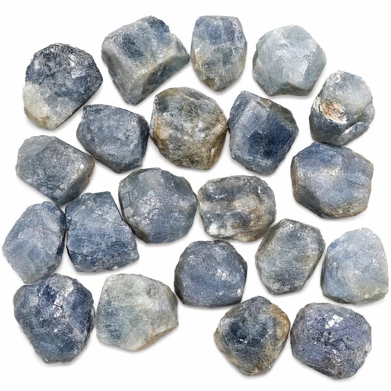 Lot de pierres brutes saphir bleu de Madagascar naturelles, cristaux non polis aux nuances de bleu gris, sélection de petites pierres minérales de collection et de lithothérapie.