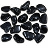 Lot de pierres naturelles spinelle noir roulées de Chine, galets polis noirs aux reflets brillants, photographiés sur fond blanc pour la collection de minéraux, la lithothérapie et la décoration.