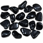 Lot de pierres naturelles spinelle noir roulées de Chine, galets polis noirs aux reflets brillants, photographiés sur fond blanc pour la collection de minéraux, la lithothérapie et la décoration.
