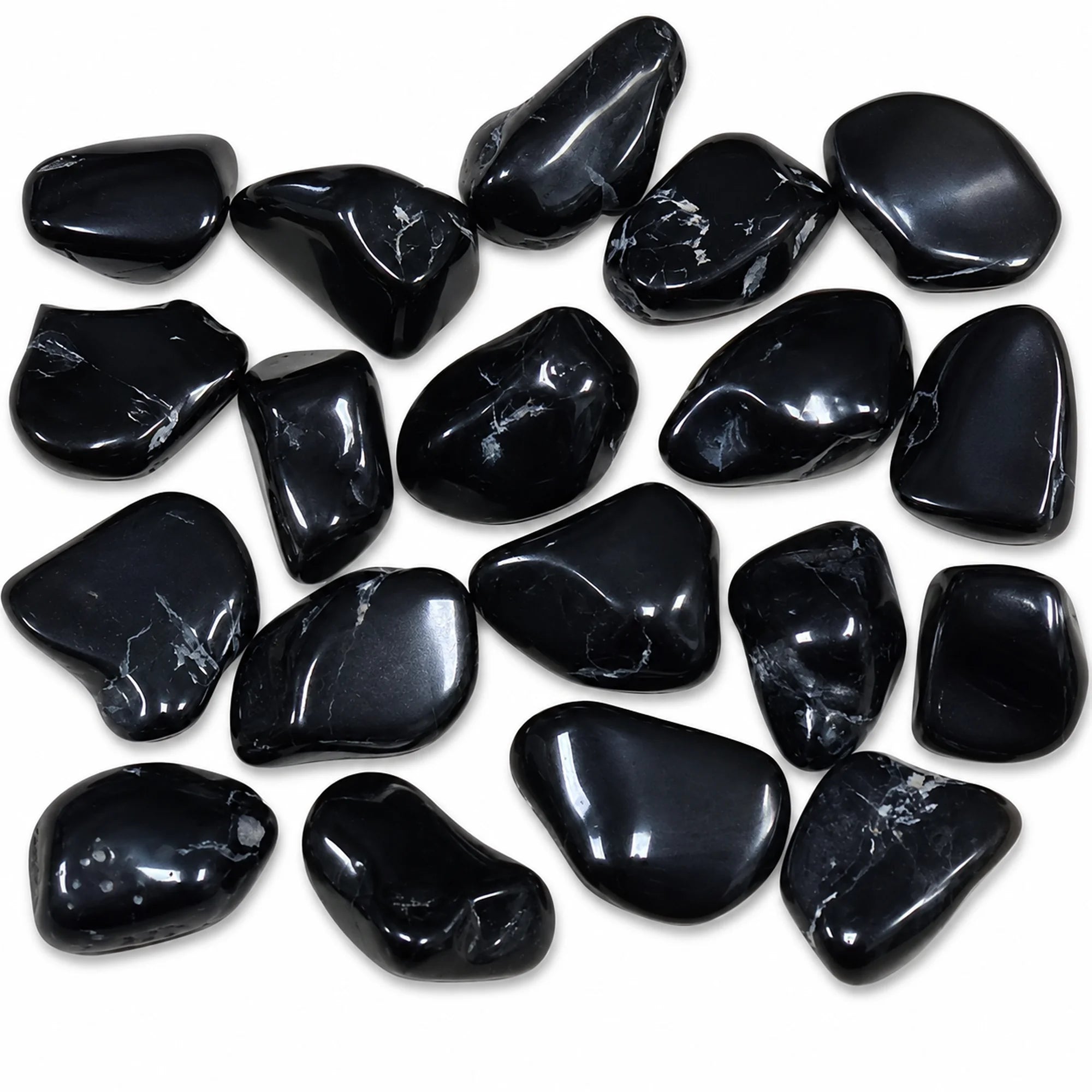 Lot de pierres naturelles spinelle noir roulées de Chine, galets polis noirs aux reflets brillants, photographiés sur fond blanc pour la collection de minéraux, la lithothérapie et la décoration.