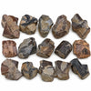 Cristaux bruts de staurotide des États-Unis, de 1 à 2 cm, brun foncé avec des restes de gangue grise et brune