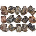 Cristaux bruts de staurotide des États-Unis, de 1 à 2 cm, brun foncé avec des restes de gangue grise et brune