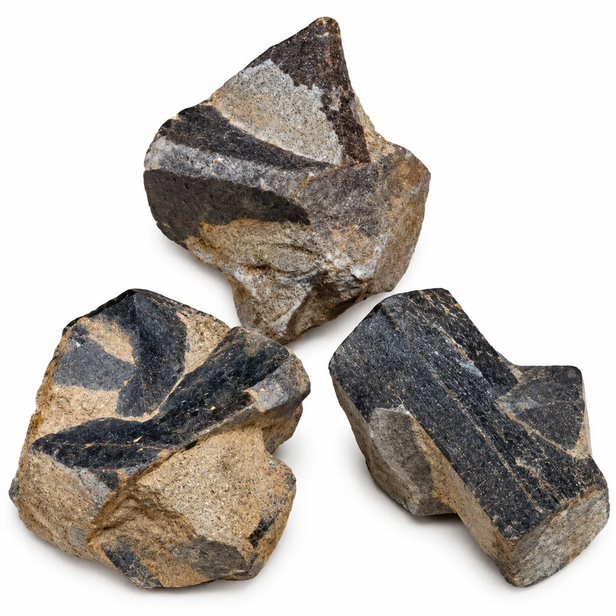 Trois staurolites brutes américaines montrant des cristaux entrecroisés et des reliefs sombres sur une gangue claire