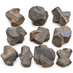 Ensemble de staurolites de Bretagne sur fond blanc, avec différentes formes de macles en croix et des traces de gangue brune