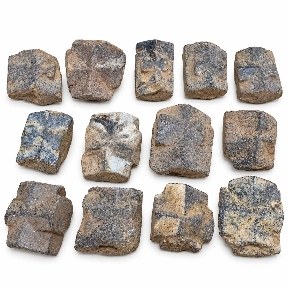 Staurotide brute de Bretagne, pierre naturelle croix de Malte aux motifs en croix et aux nuances brunes, beiges et grises, présentée sur fond blanc.