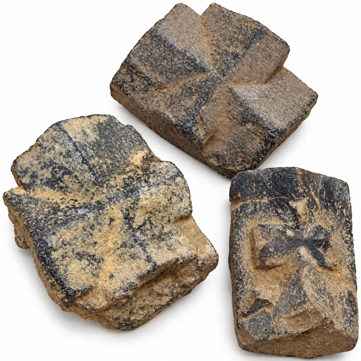 Gros plan de trois staurotides brutes de Bretagne, minéraux croix de Malte aux textures naturelles grenues et aux motifs sombres en forme de croix.
 Copier le texte