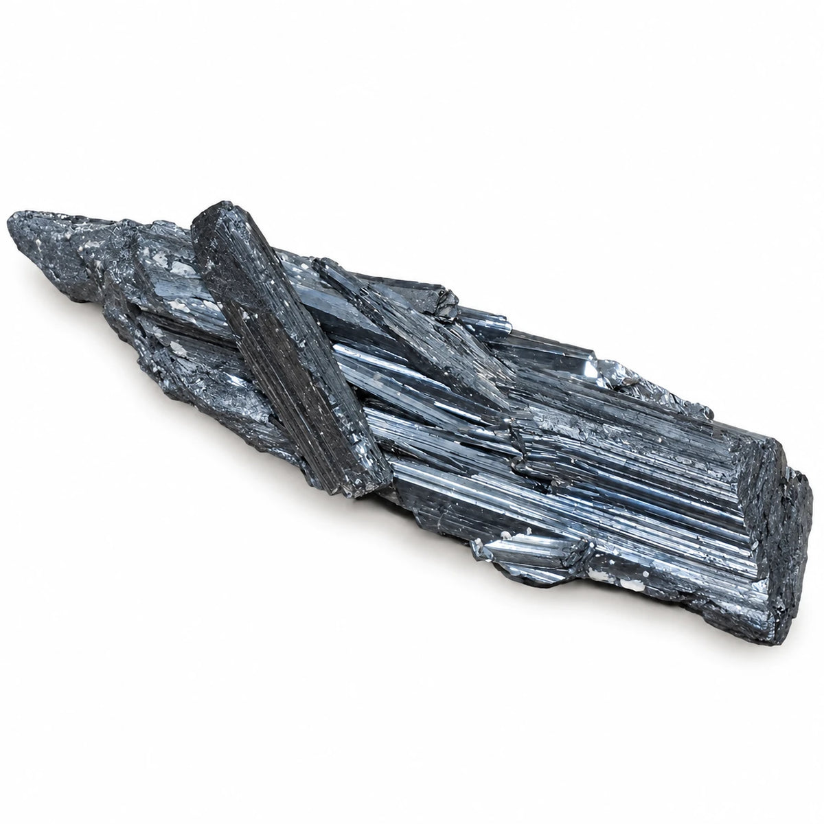 Stibine naturelle de Chine sur fond blanc, cristal métallique gris argenté aux faces cristallines bien définies