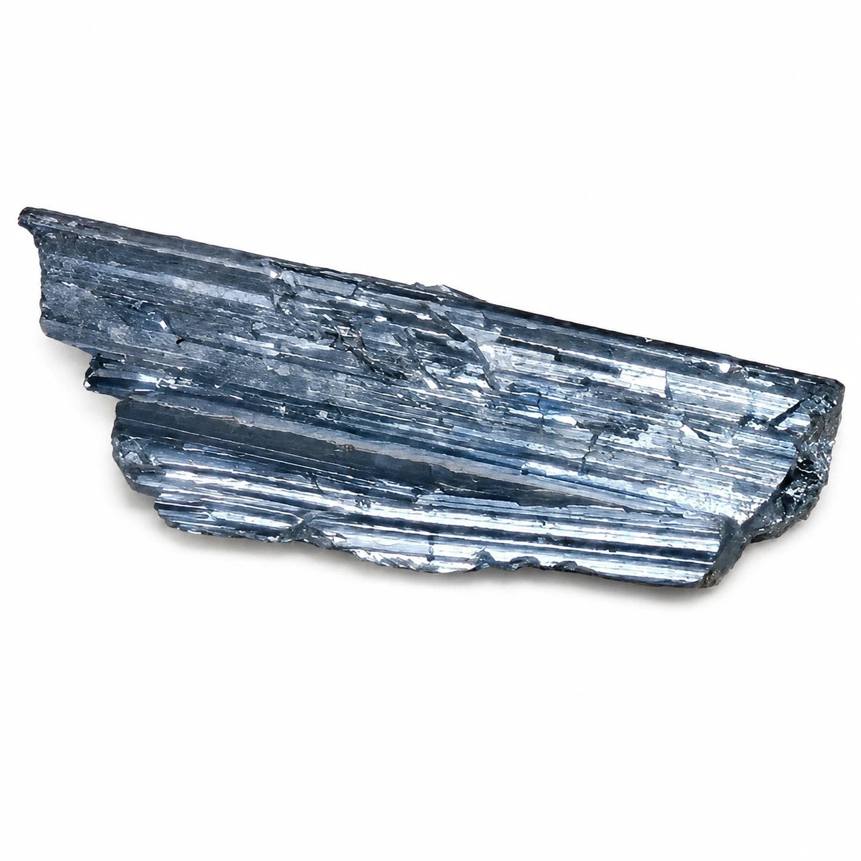 Cristal brut de Stibine à porter sur soi - Chine, pierre naturelle aux cristaux métalliques gris argenté, spécimen de collection et de lithothérapie sur fond blanc.