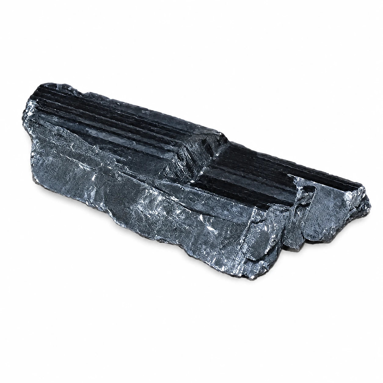 Pierre brute de Stibine de Chine, cristal naturel métallique gris argenté à porter sur soi, spécimen minéral présentant une cristallisation striée sur fond blanc.