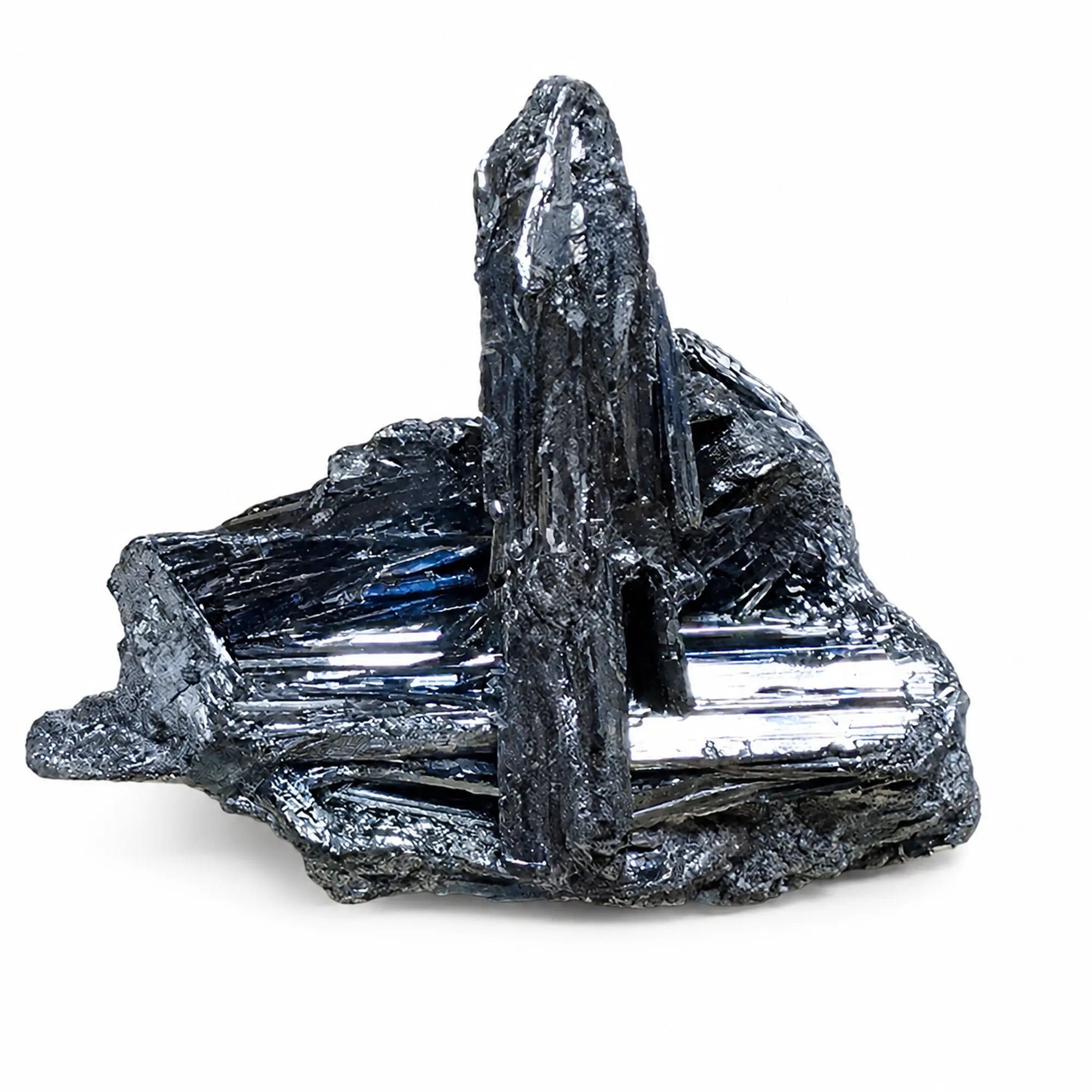 Cristal Stibine brut à poser - Protection, spécimen minéral naturel aux cristaux métalliques gris argenté, présenté sur fond blanc, vue de face.