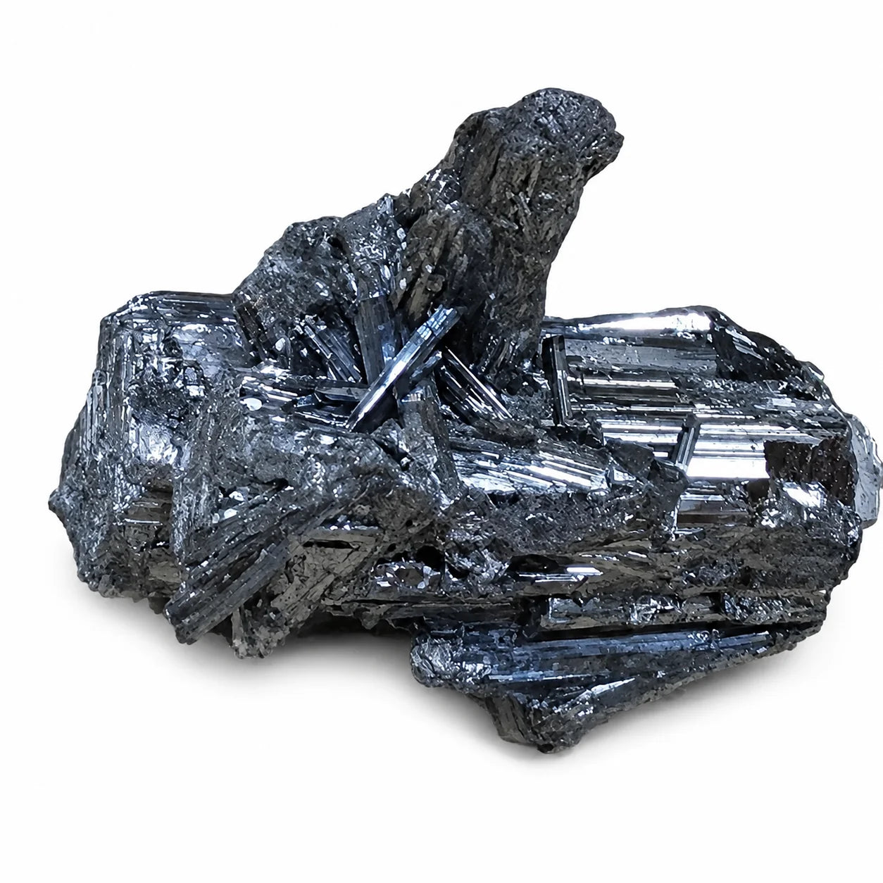 Cristal Stibine brut à poser - Protection, spécimen de stibine brute aux cristaux prismatiques argentés, vue latérale sur fond blanc avec détails des formations cristallines.