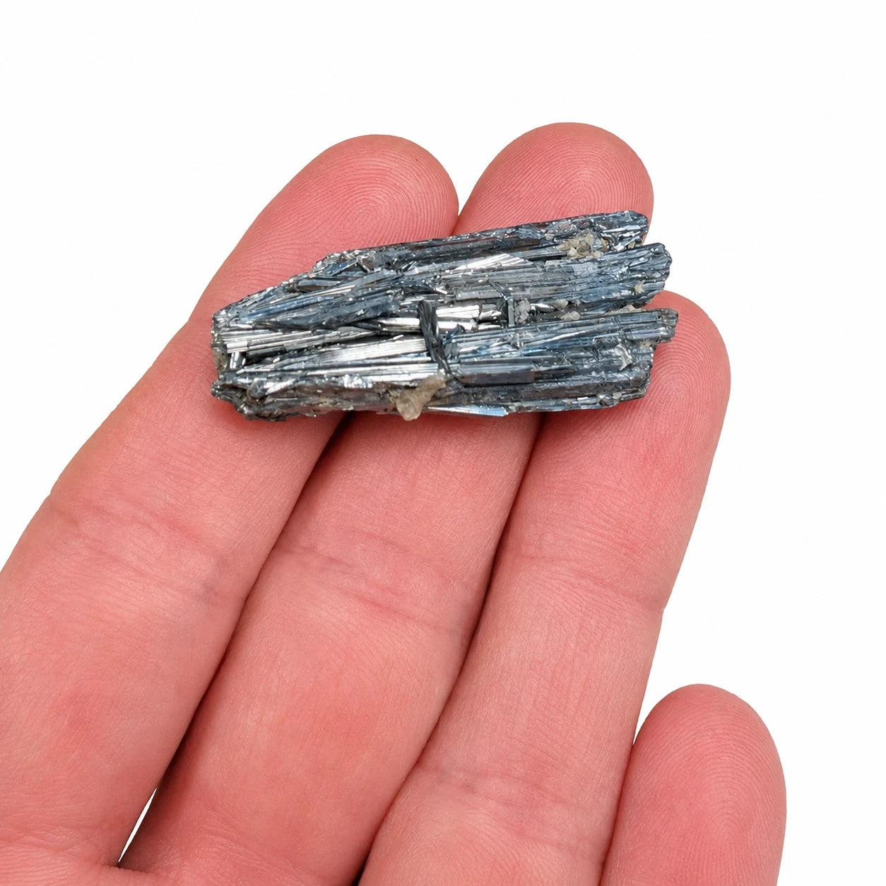 Stibine brute de Chine tenue dans une main, cristal naturel de Xikuangshan montrant sa taille réelle et sa cristallisation métallique argentée.