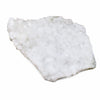 Druse de stilbite naturelle provenant du Hvalfjörður en Islande, présentant une cristallisation blanche brillante sur matrice rocheuse, spécimen minéralogique de collection photographié sur fond blanc.