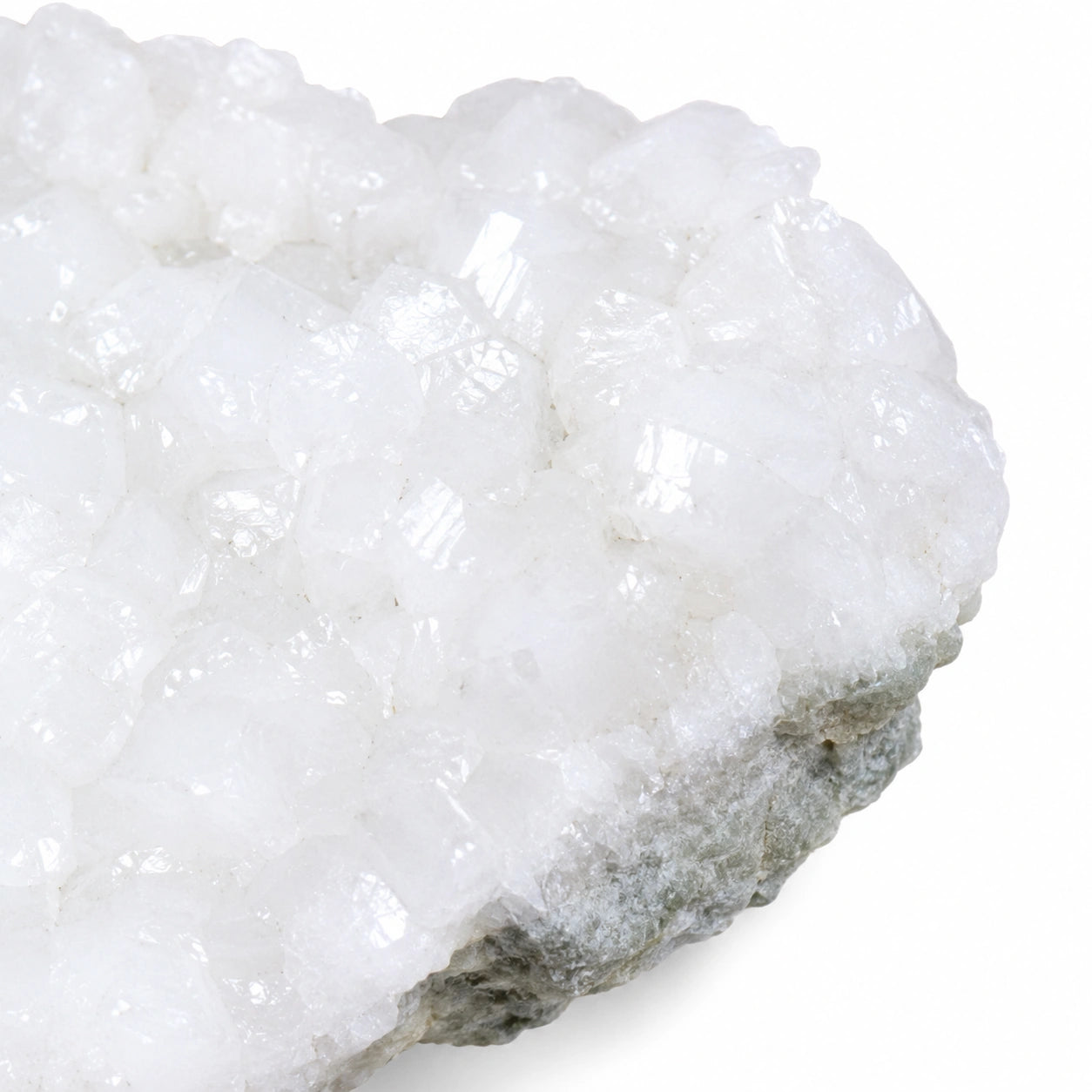 Photographie macro d'une druse de stilbite du Hvalfjörður en Islande révélant les détails de cristallisation, les faces naturelles des cristaux et leur éclat vitreux caractéristique.