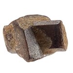 Cristal brut de staurotide, spécimen minéral naturel.