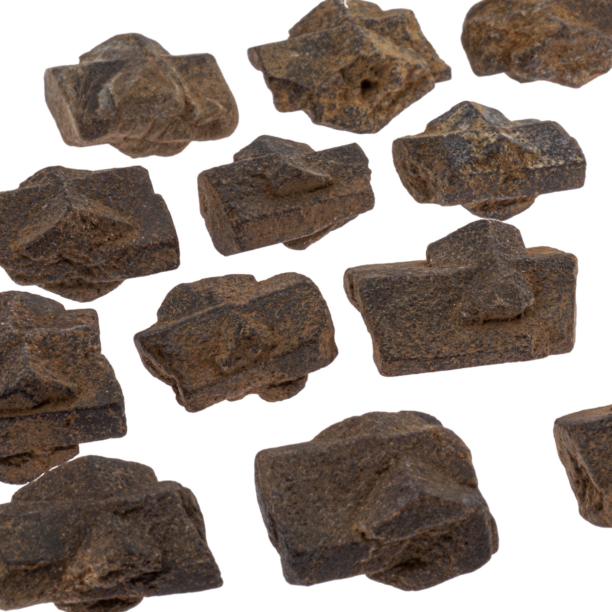 Cristal staurotide brute avec macle typique – Bretagne