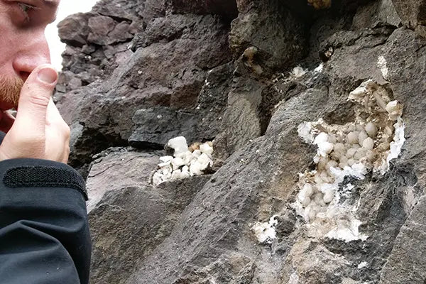 Damien devant une géode de stilbite en Islande 