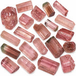 Tourmaline rose petit cristal brut rubellite de Madagascar, cristaux naturels roses aux formes prismatiques et striées sur fond blanc