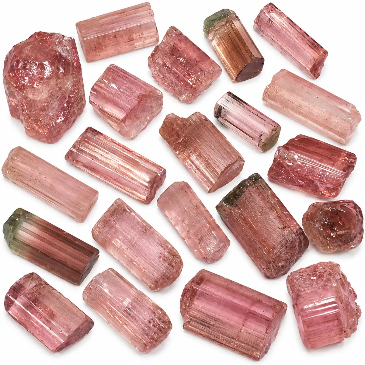 Tourmaline rose petit cristal brut rubellite de Madagascar, cristaux naturels roses aux formes prismatiques et striées sur fond blanc