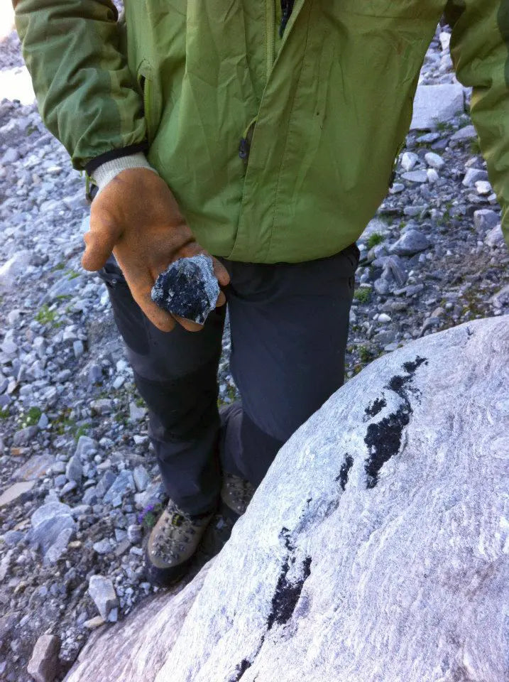 Tourmaline noire brute trouvée dans les Alpes suisses