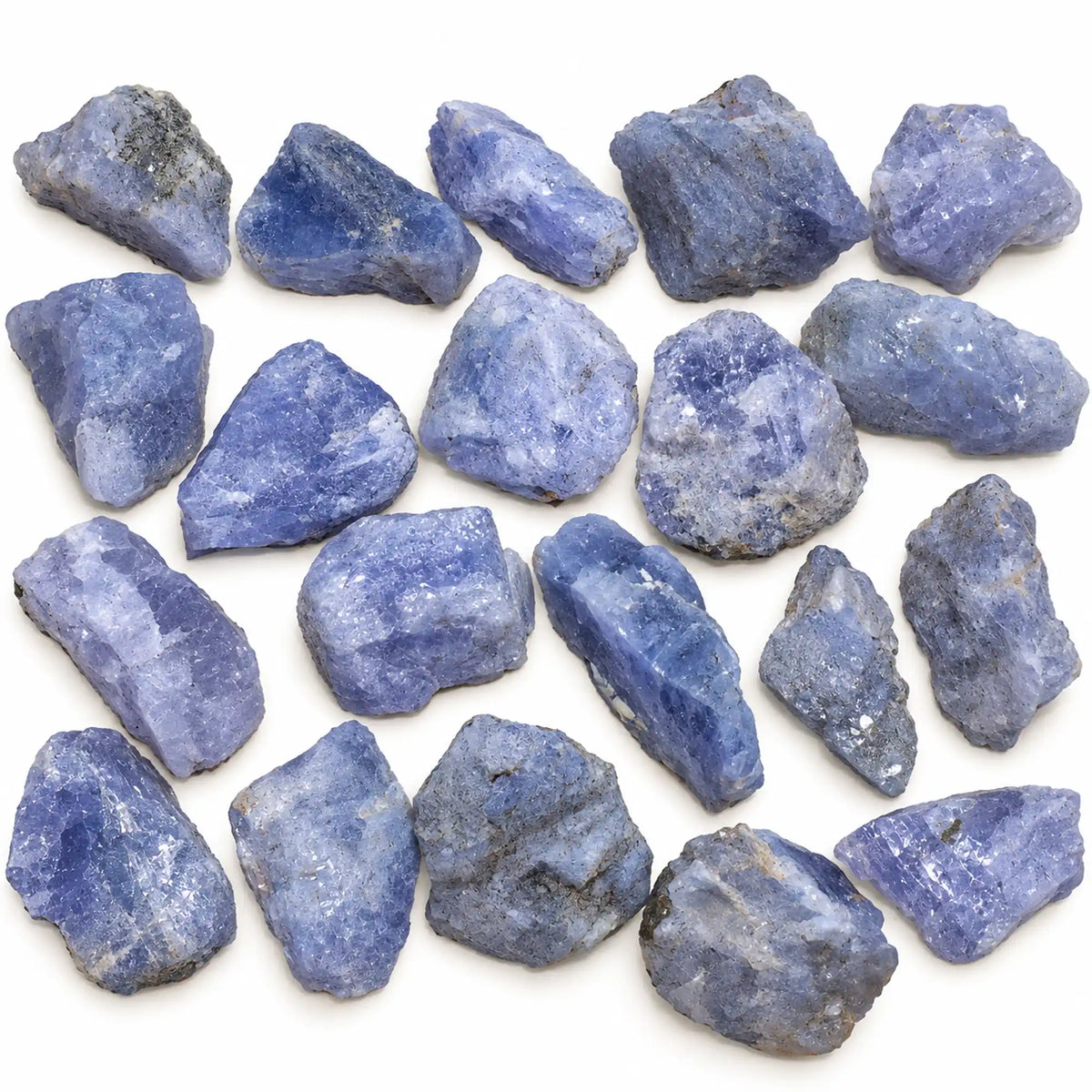 Pierre brute tanzanite chauffée de Tanzanie, lot de cristaux naturels bleu violet présentés sur fond blanc
