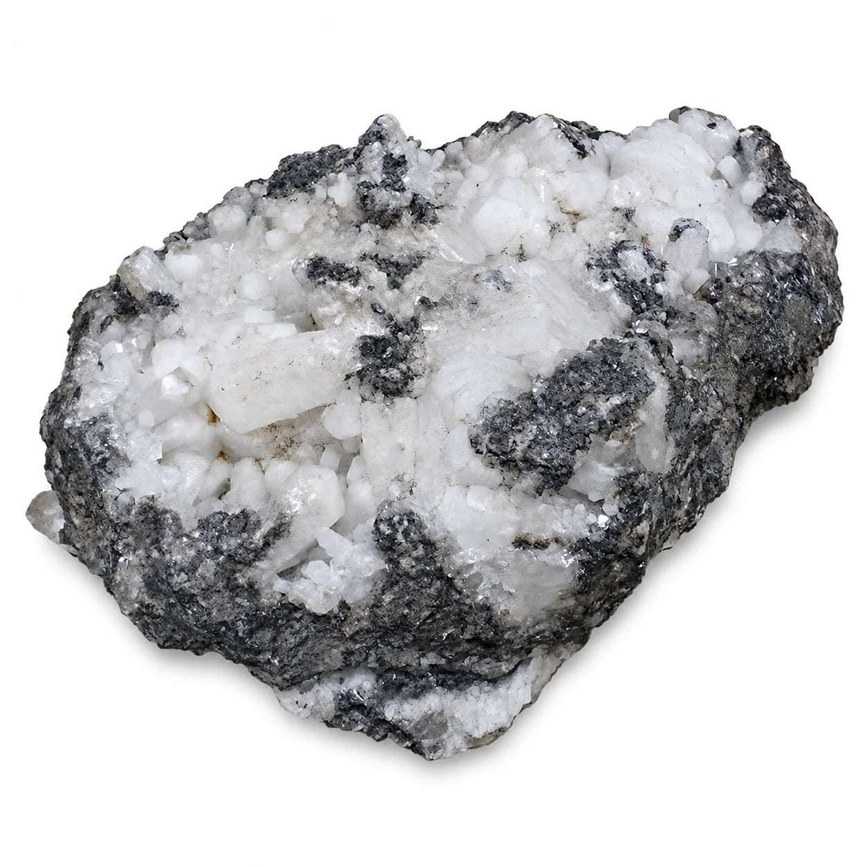 Cristaux de Tarnowitzite rare sur gangue provenant de Touissit au Maroc, échantillon de collection aux cristaux blancs et inclusions grises.