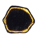 Tranche de tourmaline verte polie des deux côtés avec centre vert sombre et bande translucide, Madagascar.