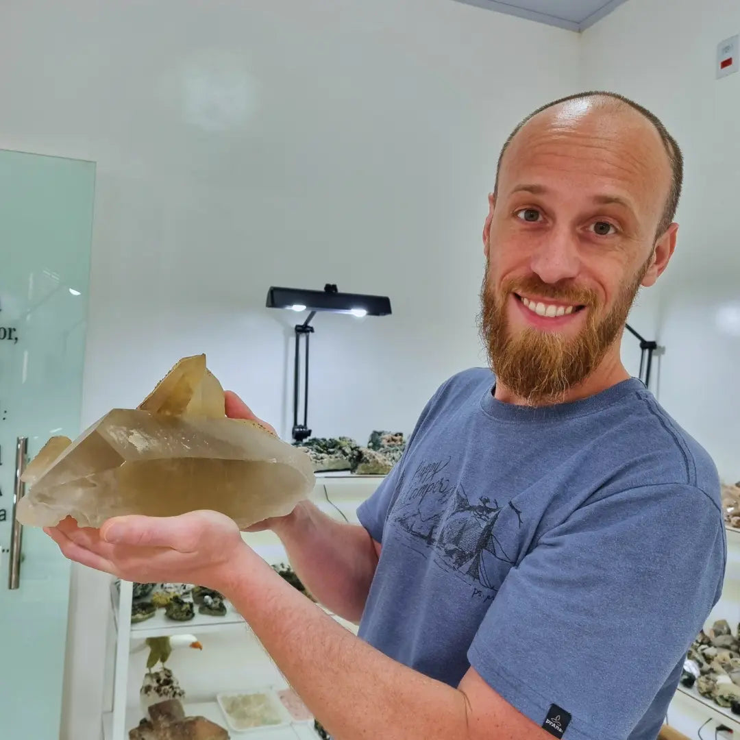 Damien de Cristal Sources avec un superbe cristal de citrine naturelle au Brésil