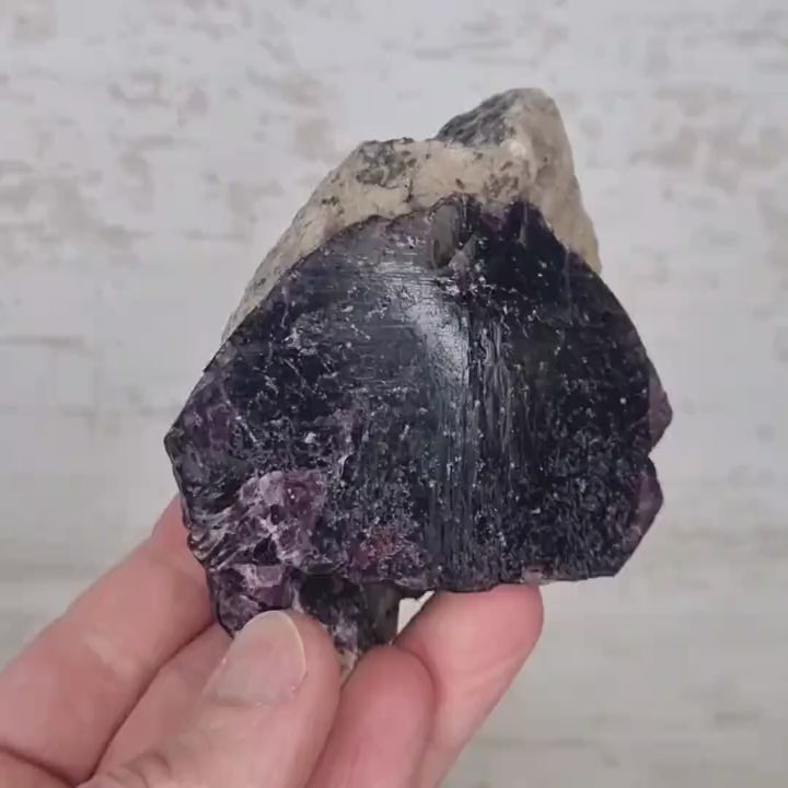 Fluorite violette cristal tabulaire sur orthose - Carai, Brésil FL2